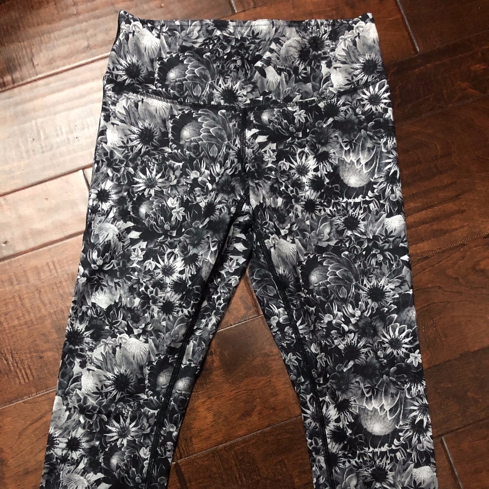 Lululemon Wunder Under Crop *Full-On Lux- Size 6